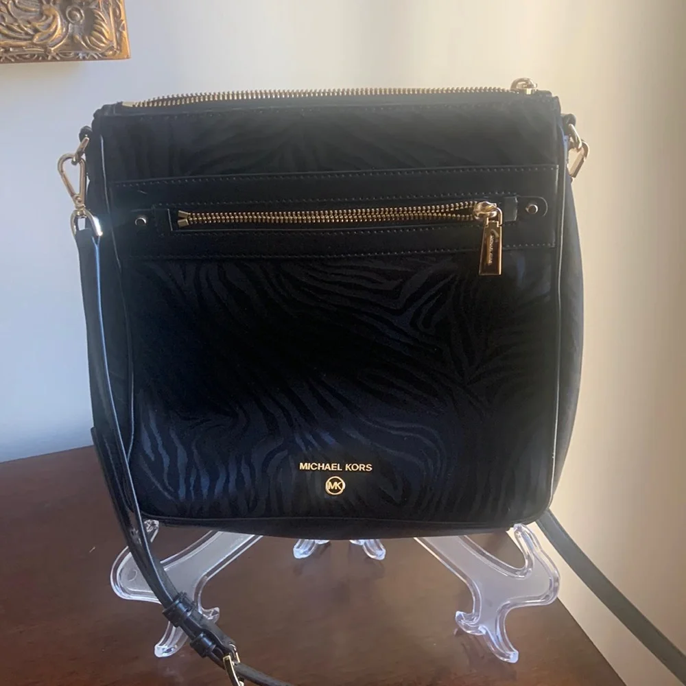 EUC Authentic Michael Kors crossbody purse - Picture 3 of 10